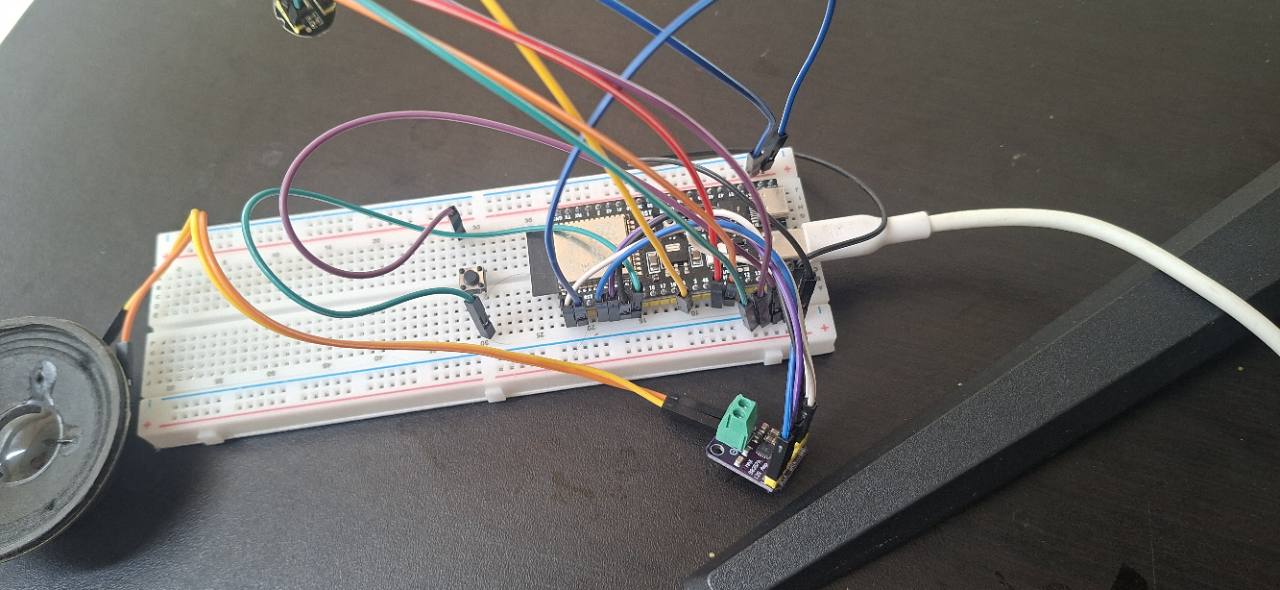Prototipo físico de AmigoBot con micrófono, parlante y placa de desarrollo conectados